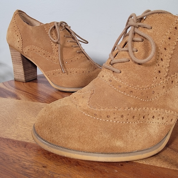 Steve Madden Women's Tan Suede Oxford Heels Size 6.5 Wood Block - Picture 2 of 13